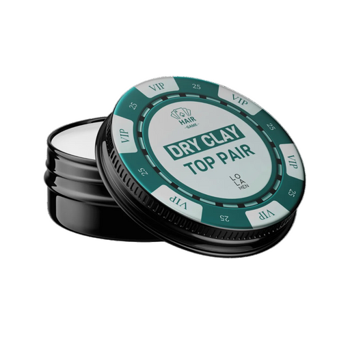 חימר לשיער פייסט למראה מט מסדרת "דריי קליי  פוקר" על רקע לבן